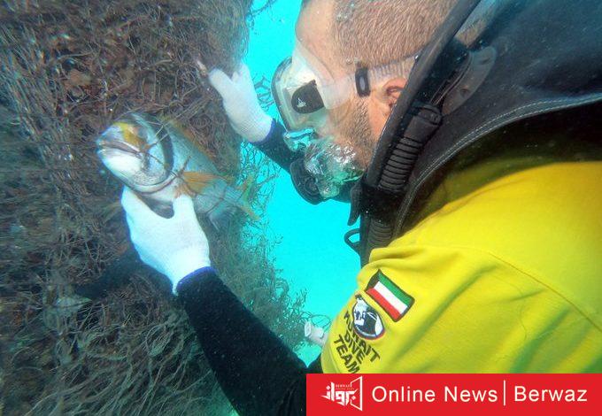 فريق الغوص الكويتي ينتشل بقايا قوارب من جون الكويت
