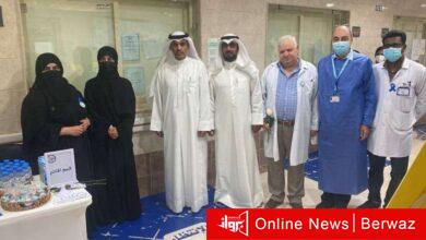 المختار القحص يتوسط العاملين بمركز النعيم الصحي