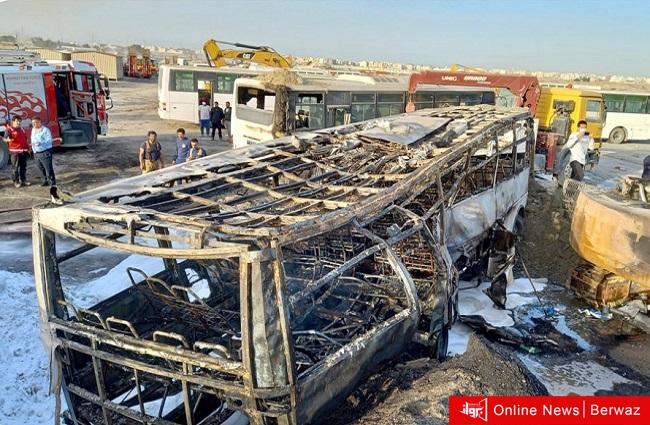 حريق حافلات في ساحة على طريق كبد
