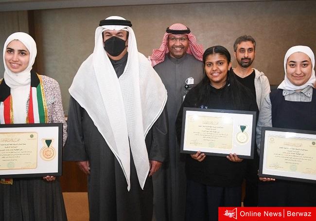 وزير التربية يكرم الطالبات الفائزات بمسابقة مناهزات اللغة العربية