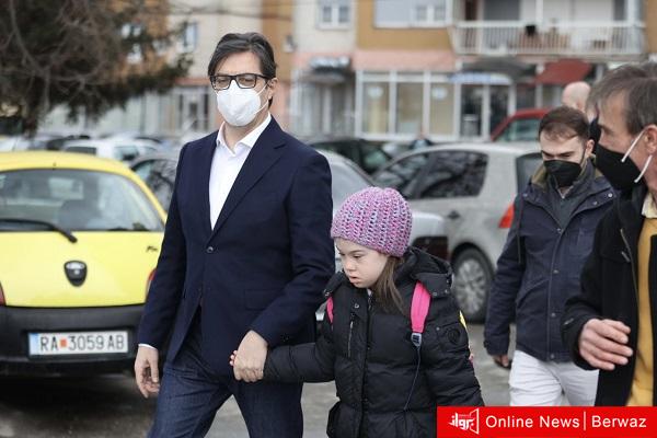 رئيس مقدونيا يصطحب طفلة تعرضت للتنمر