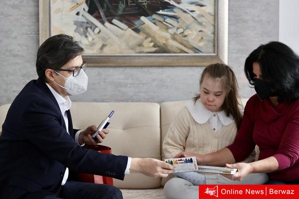 رئيس مقدونيا يصطحب طفلة تعرضت للتنمر