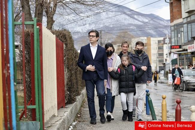 رئيس مقدونيا يصطحب طفلة تعرضت للتنمر