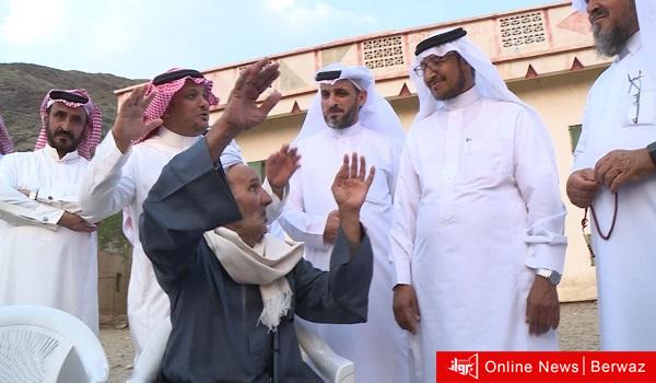 سعوديون يكرمون معلمهم المصري بعد مرور 40 عامًا