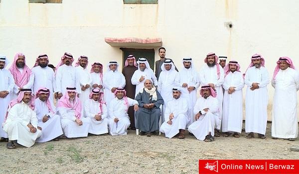 سعوديون يكرمون معلمهم المصري بعد مرور 40 عامًا