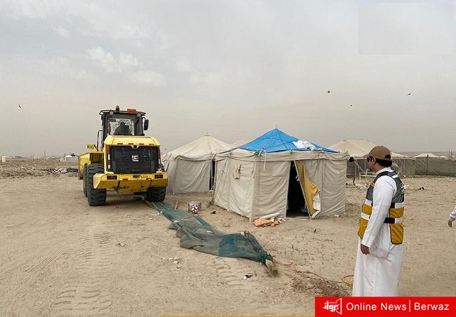 فرق البلدية أثناء إزالة 197 مخيما مخالفا ببر الجهراء والأحمدي 2