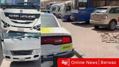 وقوف عدد من المركبات فوق الرصيف