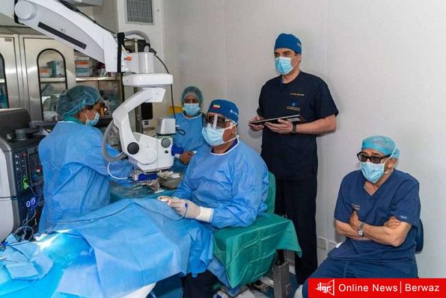 الدكتور خالد السبتي أثناء إجراء العملية