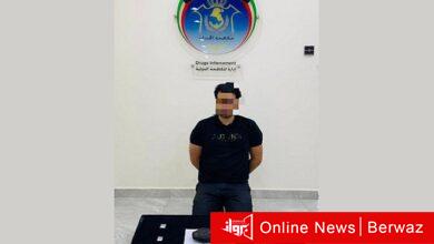 المتهم وبحوزته كمية المخدرات المضبوطة