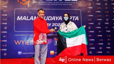 الباحثة نهى الميع خلال تسلم الميدالية الفضية في معرض آيتكس