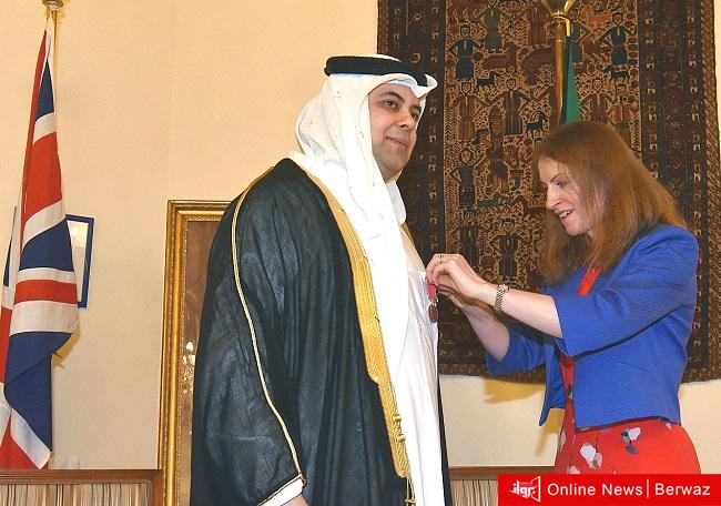 السفيرة البريطانية تقلد الباحث الكويتي عيسى دشتي وسام الإمبراطورية