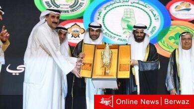 مرزوق الغانم يتسلم وسام الصقر