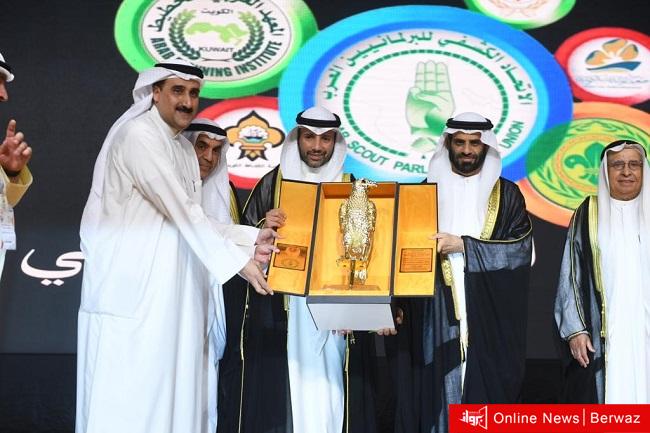 مرزوق الغانم يتسلم وسام الصقر