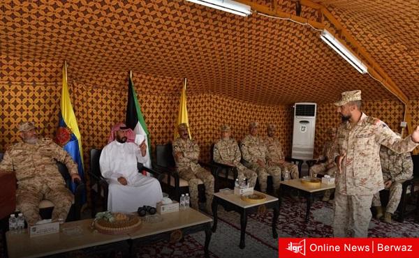 وزير الدفاع اثناء زيارته إلى قوة واجب مبارك