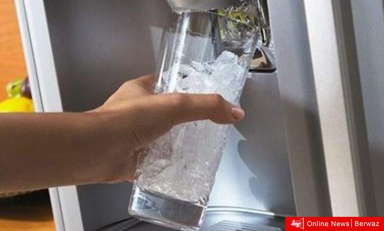 هل شرب الماء البارد في الصيف له آثار صحية سلبية؟