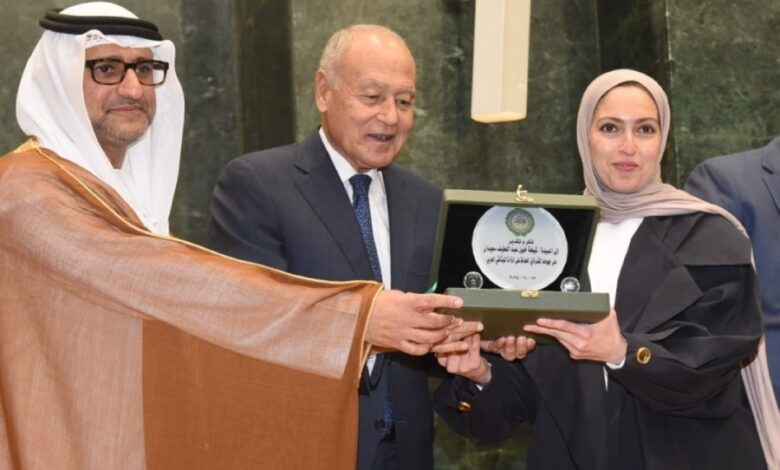 الجامعة العربية تكرم الكويتية شيخة سعيدان